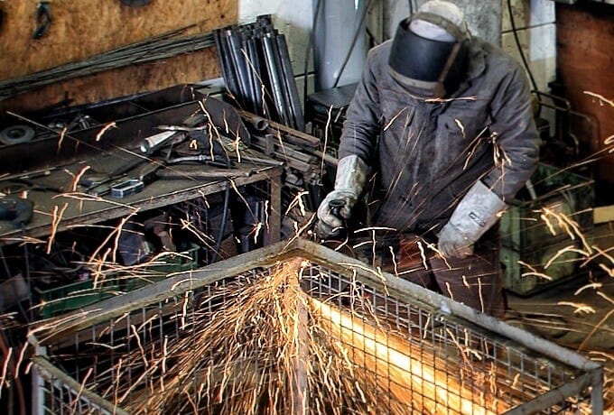 Herstellung und Reparatur von Gitterboxen